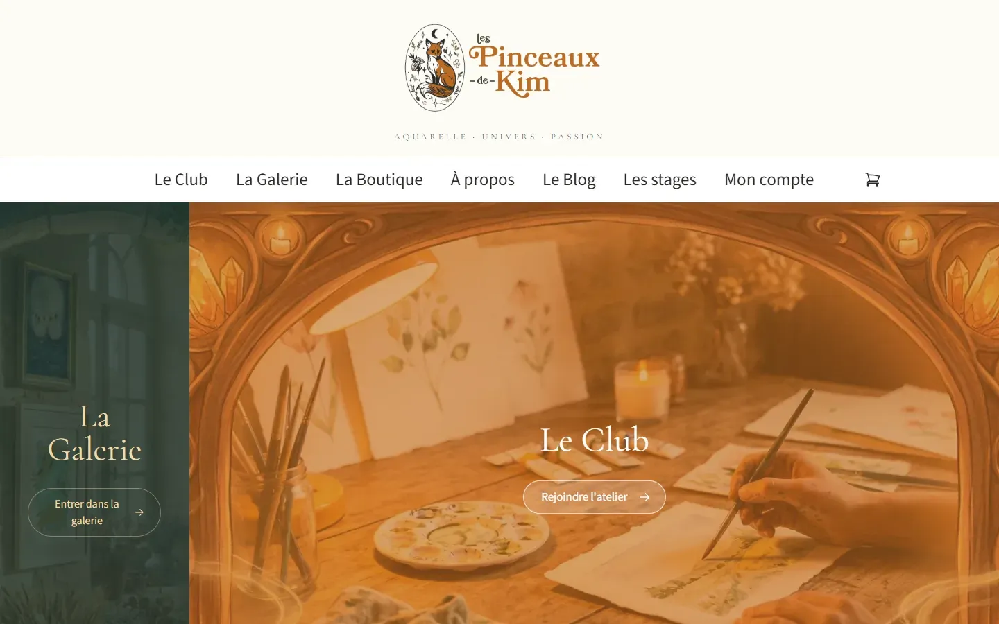 Haut de la page d'accueil des Pinceaux de Kim, logo au renard, menu, grande image d'un atelier d'aquarelle avec une main qui peint, rubriques La Galerie et Le Club.